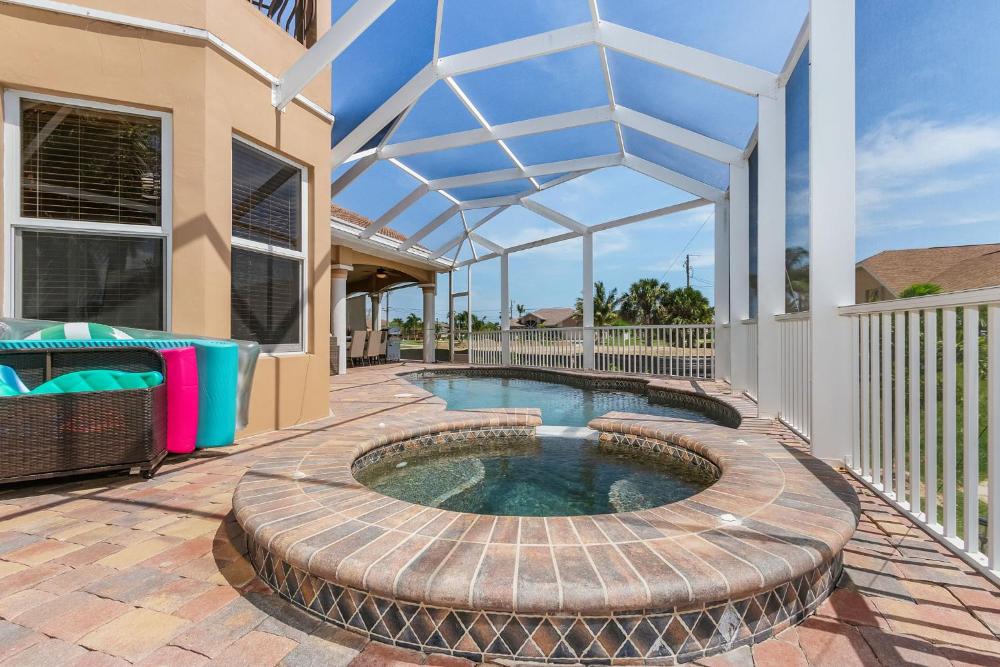 Private Luxury Villa with Heated Pool & Spa, Game Room, & Kayaks - Villa Coral Breeze - Roelens
